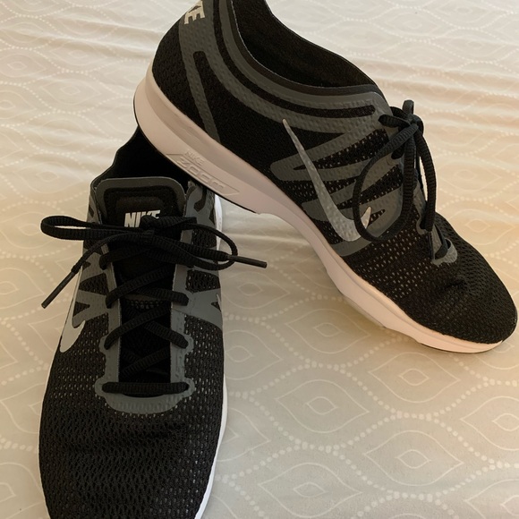 Nike Women’s Running shoes NWOT - Picture 1 of 2